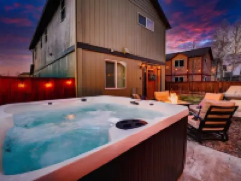 Downtown Sisters Suite - HOT TUB - Dog Friendly Hotels in Sisters