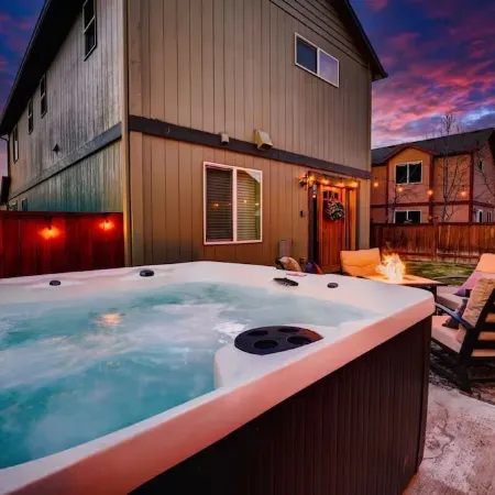 Downtown Sisters Suite - HOT TUB - Dog Friendly