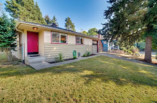 Hot Tub, 5 Mi to Lumen Field! Newly Updated Home Hotels near Delridge