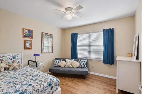 Waterfront Lot with Fishing and Tennis Courts - Charming Unique Cottage