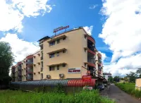 Deluxe one bedroom apartment  with balcony - opposite to cochin airport