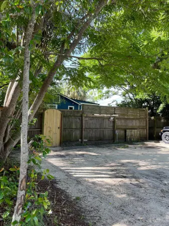 Charming Suite with Spacious Kitchen and Garden Oasis - Cozy Retreat