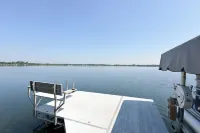 Stylish 4-bedroom cabin with AC, WiFi & boat rental available! - Chalets