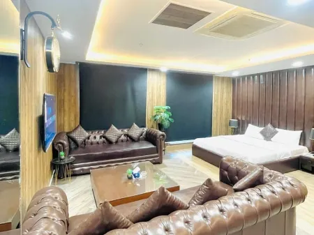 Furnished Studio Apartment in Lahore - Gold Crest Mall and Residences - DHA Отели рядом с достопримечательностью «Лахор Юниверсити оф Менеджмент Сайенсиз»