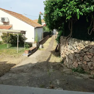 T2 house with small adjoining plot, very nice.