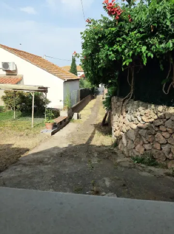 T2 house with small adjoining plot, very nice.