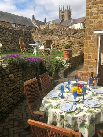 Cosy 18th Century Cottage in The Cotswolds. Great for groups and families.