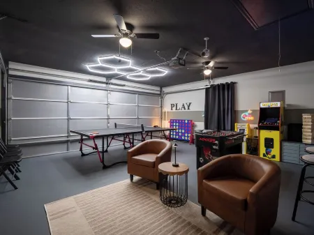 Upscale GAME ROOM, Movie Theater, Arcade, Fire Pit, 4BD/2BA Home with WIFI