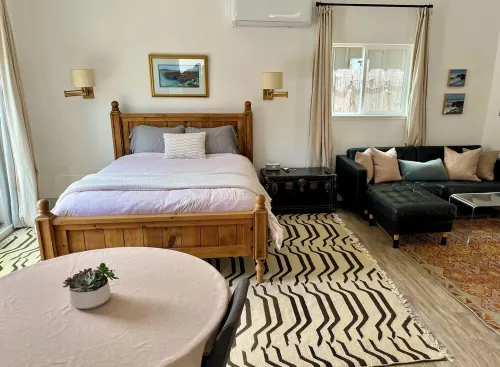 Charming NEW studio with AC and private yard in tranquil Sebastopol