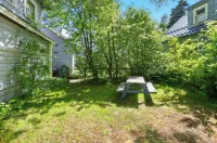 Coastal Cabin - Downtown Historical Log Home
