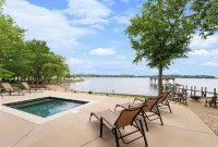 Exquisite New build on LN with over 295 ft of water frontage on a private street Các khách sạn ở Westport