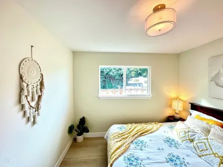 Spacious 4-bedroom house in cool Mountain View with WiFi Отели рядом со станцией Mountain View Station