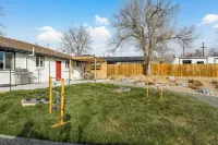 Luxury 6Br Arvada Oasis: Hot Tub & Fire Pit / 15 Mins to Denver/Red Rocks