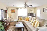 Charming Craftsman Retreat: 3BR Home w/ Pool & Jacuzzi – Your Perfect Getaway! فنادق في Bonita