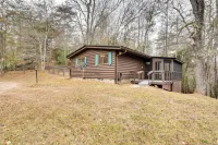 Peaceful Warne Cabin Fenced Yard and Screened Porch - Wifi