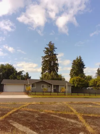 Cozy home in Salem near I-5. Отели рядом с достопримечательностью «Уилламетт»