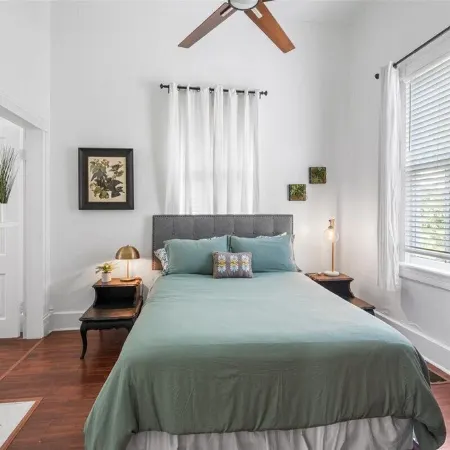 Pet-Friendly Cottage, Walk to Downtown Entertainment & Parades!