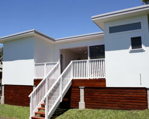 5 mins walk to Beach - Modern Beachy Escape. Netflix, Full Kitchen, Comfy Beds! Hotels in Terrigal