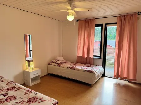 Beautiful house with backyard Отели в г. Партиле