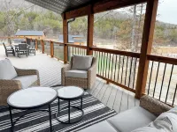 4-bedroom lodge in Tall Timbers Camp Resort w/ Private Hot Tub! Hollister, MO