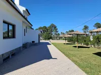 Room with private bathroom and balcony with pool view at Casa das Vinhas in Sesimbra