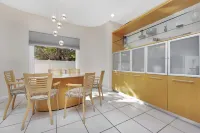 Ocean view Spacious 5-bedroom villa with heated pool jacuzzi & private beach Hotels in Lido Beach