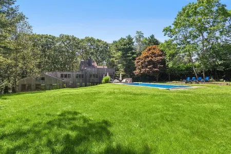 Spacious 5-bedroom house in gorgeous Water Mill Отели рядом с достопримечательностью «Hank's Pumpkintown‎»