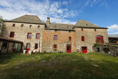 Le manoir de la Chaumette Independent apartment with games room and swimming pool