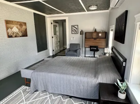 Crosby Street Suite - Freshly Renovated 3 Bedroom near Downtown Augusta Отели рядом с достопримечательностью «Университет Мэн в Огаста»