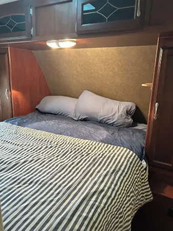 Cozy Camper in Eagle River with hot tub on deck,WiFi, AC & a breathtaking view. Отели в г. Eagle River