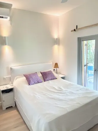 Modern Beachfront Apartment in Lilantia – Pool, 2BR/2BA, Near Eretria Отели в г. Эвбея