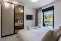 Villa Todo with heated pool and jacuzzi Hotels in Vinišće