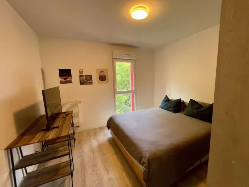 Apparently T3 + balcony Close to bus line and bike rental