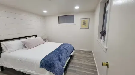 Contemporary Downtown Basement Apartment in La Grande!