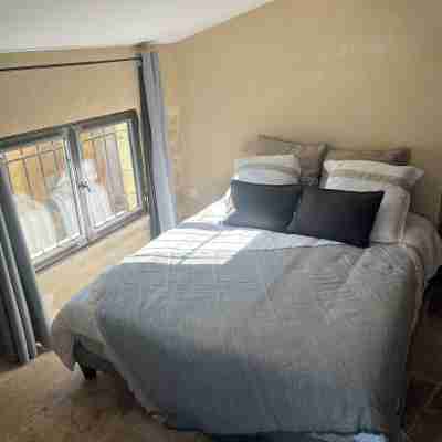 Stone-built cocoon in the center of the village, roof terrace and whirlpool bath Rooms