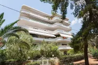 Luxury 3-BD condo with 80sqm balcony in Glifada Hotels in 