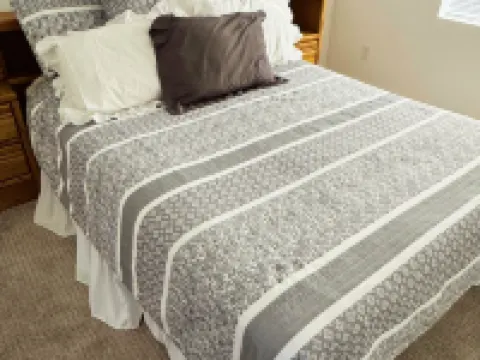 Spacious 4-bedroom apartment in charming Tropic with WiFi, AC 特洛匹克酒店