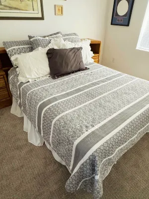 Spacious 4-bedroom apartment in charming Tropic with WiFi, AC