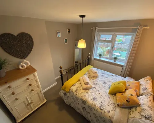 Cosy two bedroom cottage with log fire in the beautiful village of Swynnerton. Hotel a Stone