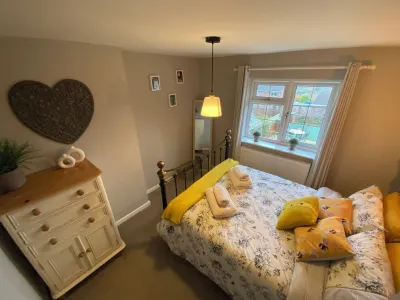 Cosy two bedroom cottage with log fire in the beautiful village of Swynnerton. Hotel in zona Come Into Play