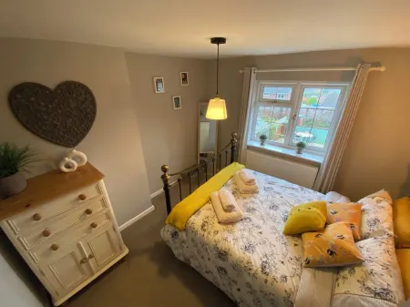 Cosy two bedroom cottage with log fire in the beautiful village of Swynnerton. Отели рядом с достопримечательностью «Come Into Play»