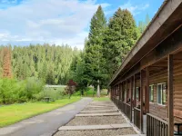 Comfortable Riverside Retreat on 4 acres in secluded Lowman Idaho. Sleeps 45+. Hotels in Boise County
