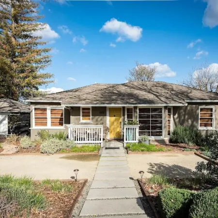Walk to Tasting Rooms ~ Prime Location + Firepit