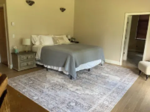 Expansive Kenai home near fishing, airport w/pool table, fire pit, gardens! Hoteles en Kenai