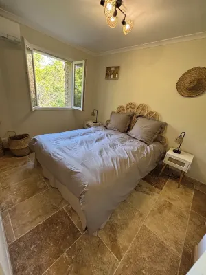 House in Gordes with Heated Jacuzzi - View of the Village - 5 minutes from the center 고르드 타운 뷰 포인트 주변 호텔