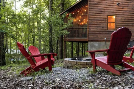 Cozy 2-Bedroom Cabin with WiFi, Firepit, and More in Blairsville! Отели в г. Юнион