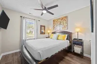 3 Bedroom Home with King Bed, Fenced Yard & Pool Table Hotels in James City