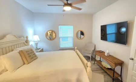 New 4 bedrm Home, Bikes, Beach access! Gulf Cart for a fee.