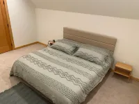 Cozy 2-bedroom cabin in charming Ronald with WiFi, AC