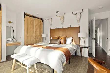 Pool - Hot tub - Fire Pit - Games - Sunkissed Casa Отели рядом с достопримечательностью «Crazy Horse Ranch»